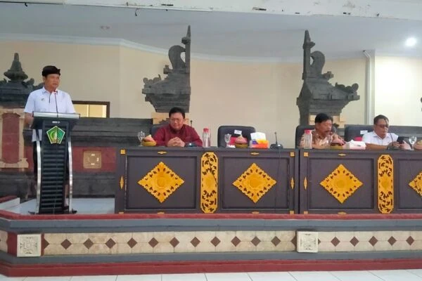 Pemkab Jembrana Sosialisasikan "1 Keluarga 1 Sarjana" dan Bali Go Global
