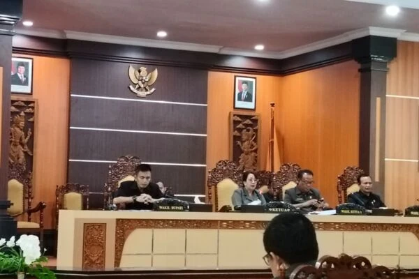 Optimalkan Kinerja dan SDM, Diskerperin Jembrana Gelar Olahraga Bersama dan Hadiri Paripurna