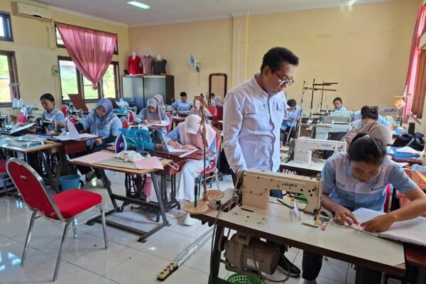 Tingkatkan Kompetensi Kerja, Disnakerperi Kabupaten Jembrana Bersama UPTD BLK Buka Pelatihan